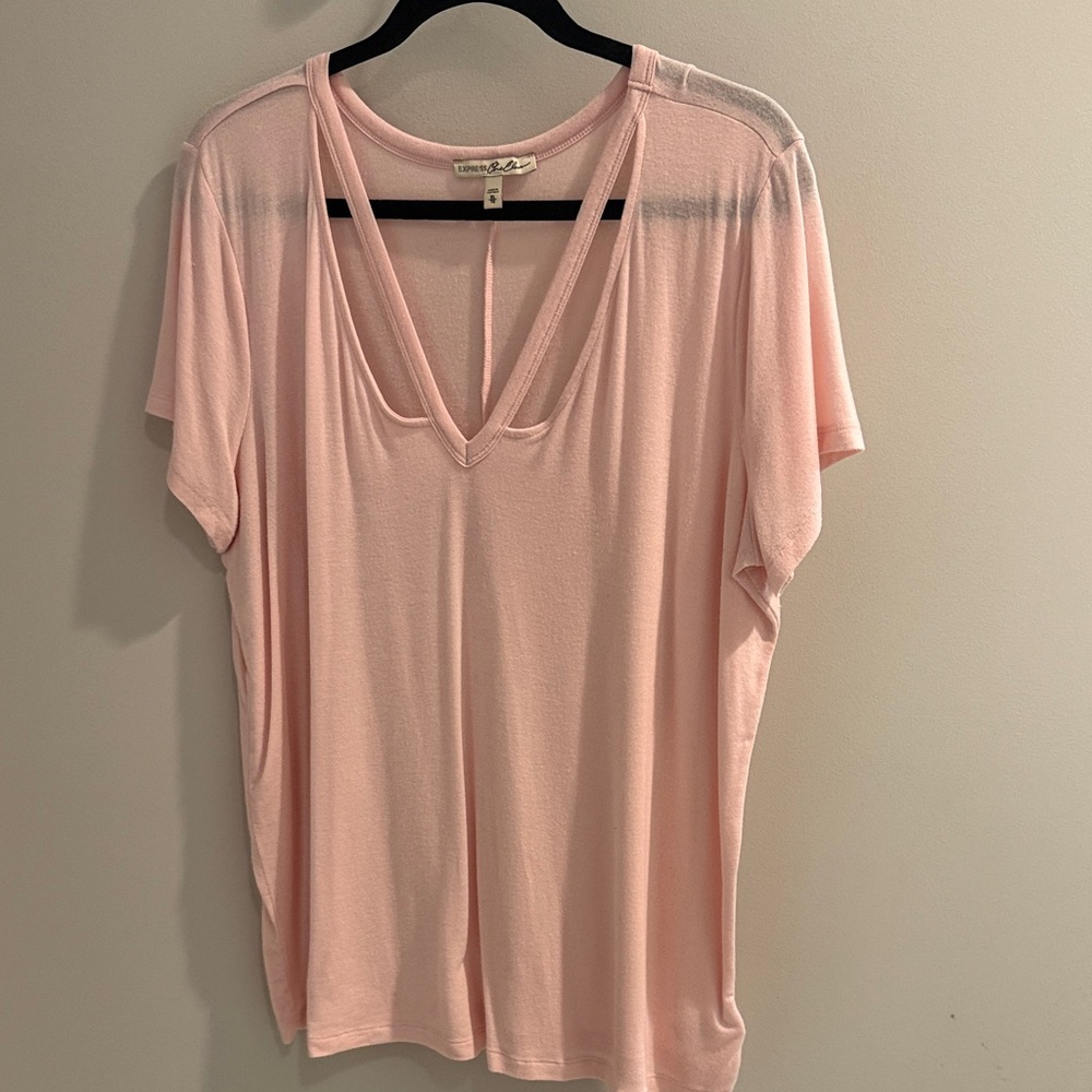 🧡 EXPRESS Light Pink V-Neck Short Sleeve Top